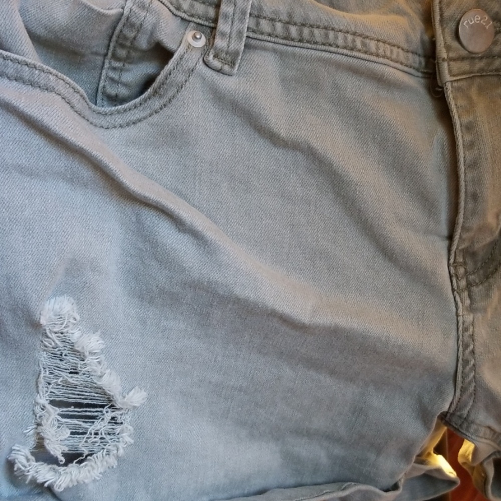 Shorts - Picture 3 of 4